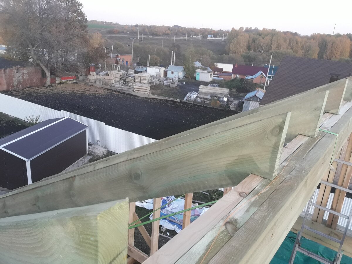 Первая половина стропил уложена, видно где стругалась доска