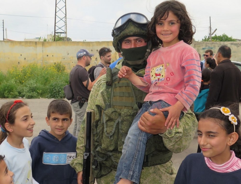 Где живут семьи террористов. Дети Сирии и российские солдаты. Российские военные в Сирии и дети. Русский солдат в Сирии с ребенком. Сирийцы о русских.