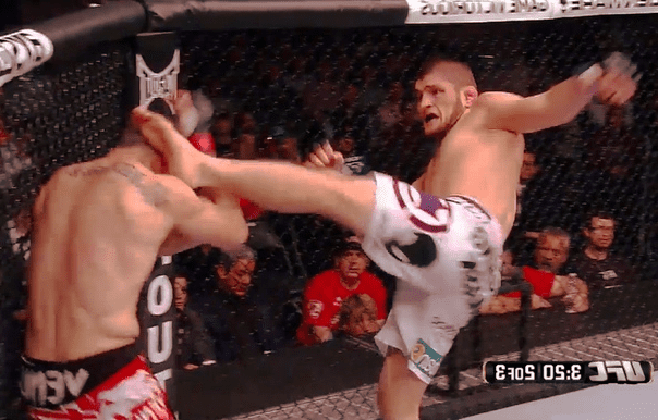 Хабиб играет с соперником своей левой ногой