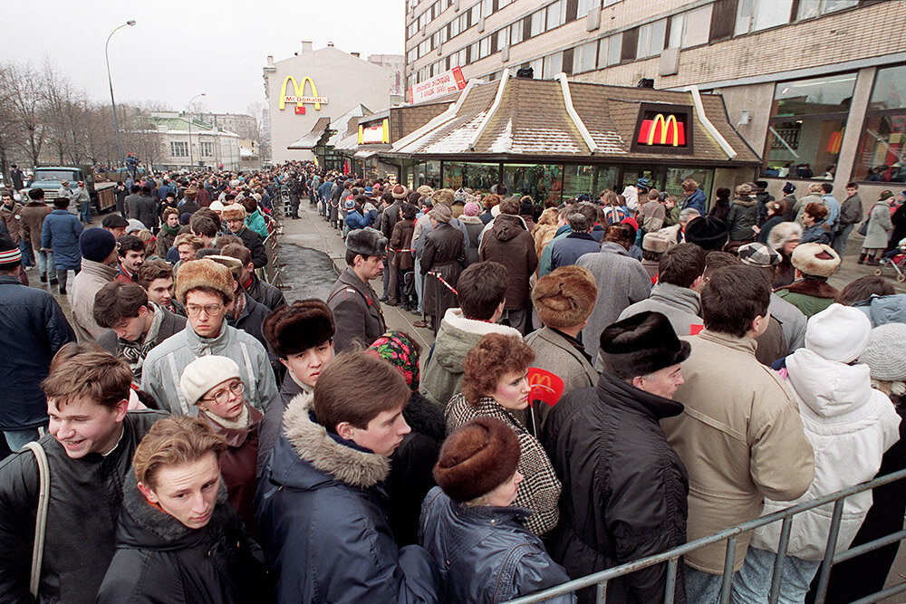 Очередь в первый Макдоналдс открытый в Москве 1990 году. Фото из открытых источников.