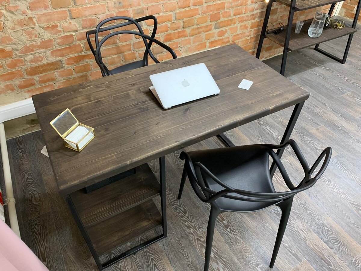 Письменный стол со столешницей и полками из клеенного мебельного щита из сосны. Правда выглядит лучше ЛДСП? Фотография автора.