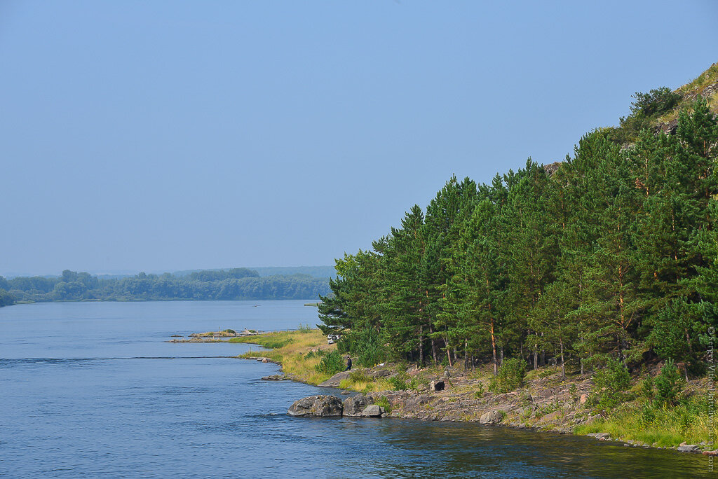 01. Наслаждаясь природой и бодрящим ветерком гуляю по палубам и я, попутно разглядывая редких пассажиров, "утренних пташек". Теплоход в этот раз заполнен по ощущению процентов на 65-70%, на палубах свободно, никаких грузовых признаков (стоящие паллеты с фруктами, мебелью и прочим) не замечено. Обычный пассажирский рейс. Среди пассажиров есть иностранцы, причем не мало. Позже был свидетелем уникального в моей практике путешествий случая, когда два иностранца, кажется чех и француз, между собой разговаривали на вполне приличном русском языке. Так сказать полное погружение в восхитительную природу и культуру, на "великом и могучем"

