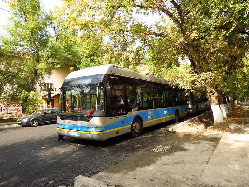  С троллейбусами ситуация получше, но несущественно. Сейчас в Алма-Ате работает около 10 маршрутов, сеть их, увы, потихоньку сокращается. Имеется два депо.

