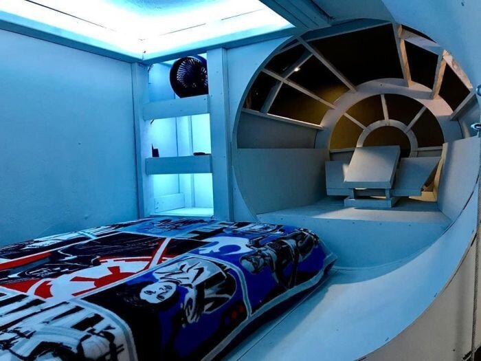 Отец для сына сделал кроватку в виде космической станции. Фото До/После.