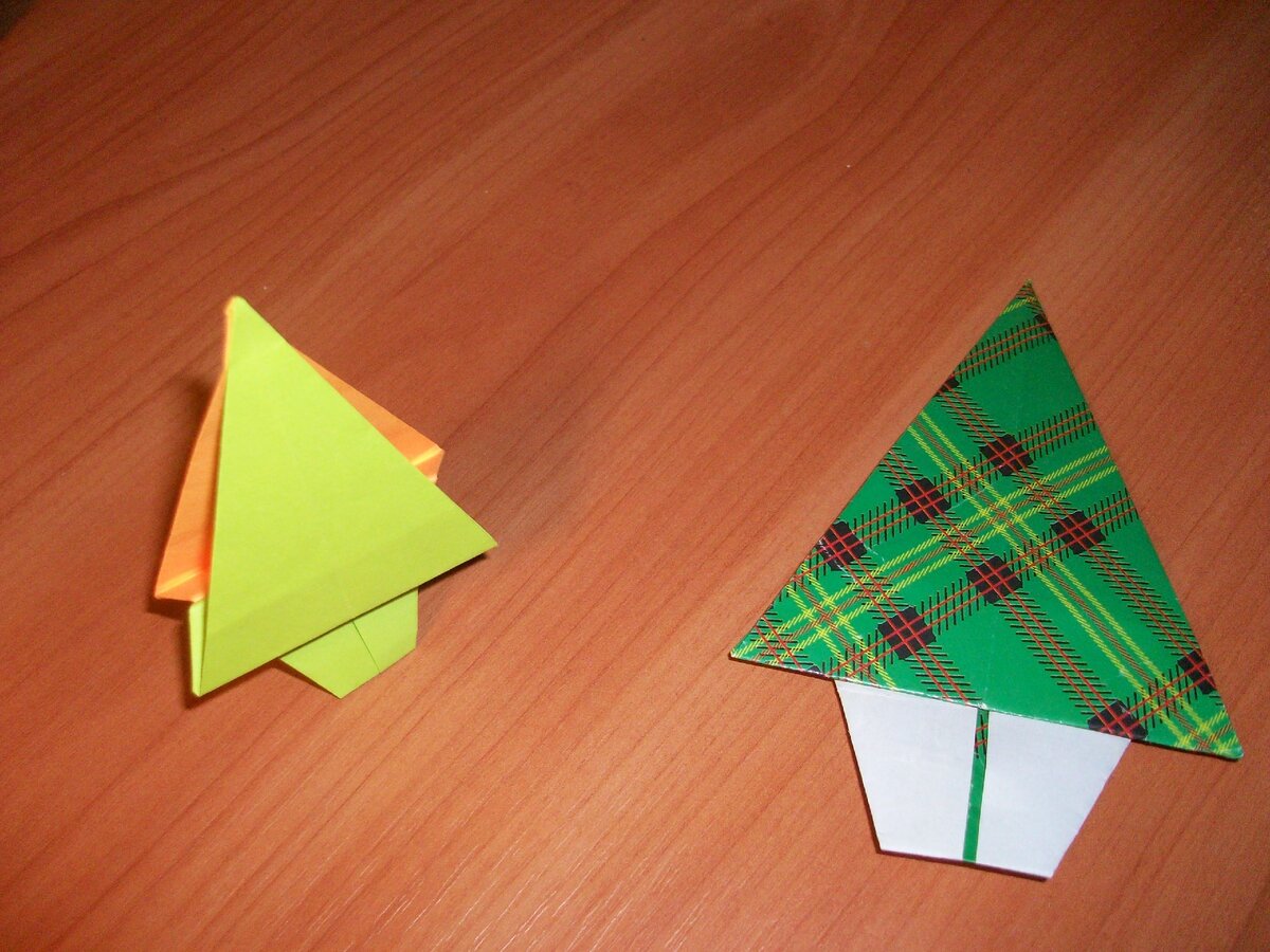 Одна елочка складывается без клея и ножниц. А можно сделать две и соединить - получится настольная елочка. Мастер-класс смотрите в конце статьи