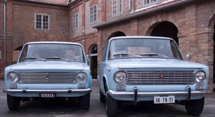 Первая модель была создана на платформе FIAT 124, однако можно сказать, что это был уже другой автомобиль. Собранный полностью из местных комплектующих, он имел по сравнению с прототипом более 800 доработок, которые были призваны приспособить автомобиль к местным дорогам и климату. В частности, был усилен кузов, увеличен дорожный просвет. Кроме того, ВАЗ-2101 обзавелся новым, более мощным, карбюраторным двигателем объемом 1,2 л.