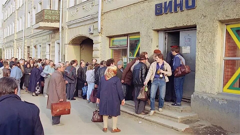 Раньше стояли в очереди за вином, теперь за коньками. Кто бы мог подумать)