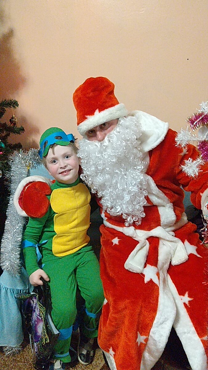 Дениска с Дедом Морозом в садике