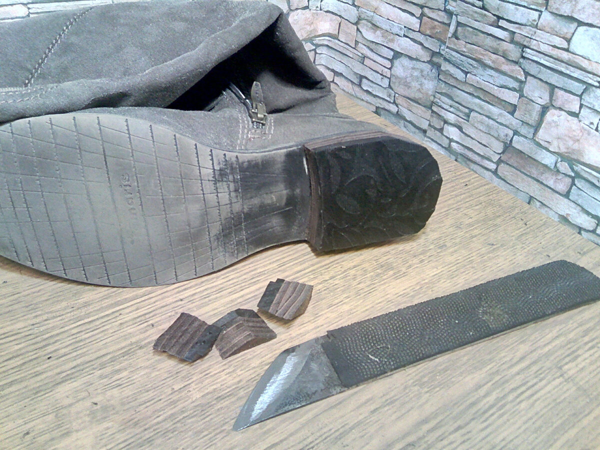 Решетчатая подошва обуви. Промялась подошва на обуви. Провалилась пятка. Проваливается пятка в кроссовках. Обувь изнутри.