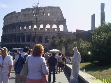 Рядом с Колизеем: "живые скульптуры". 