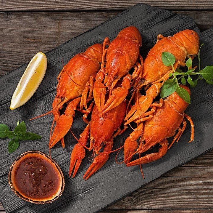 Варёные раки среднего размера. 