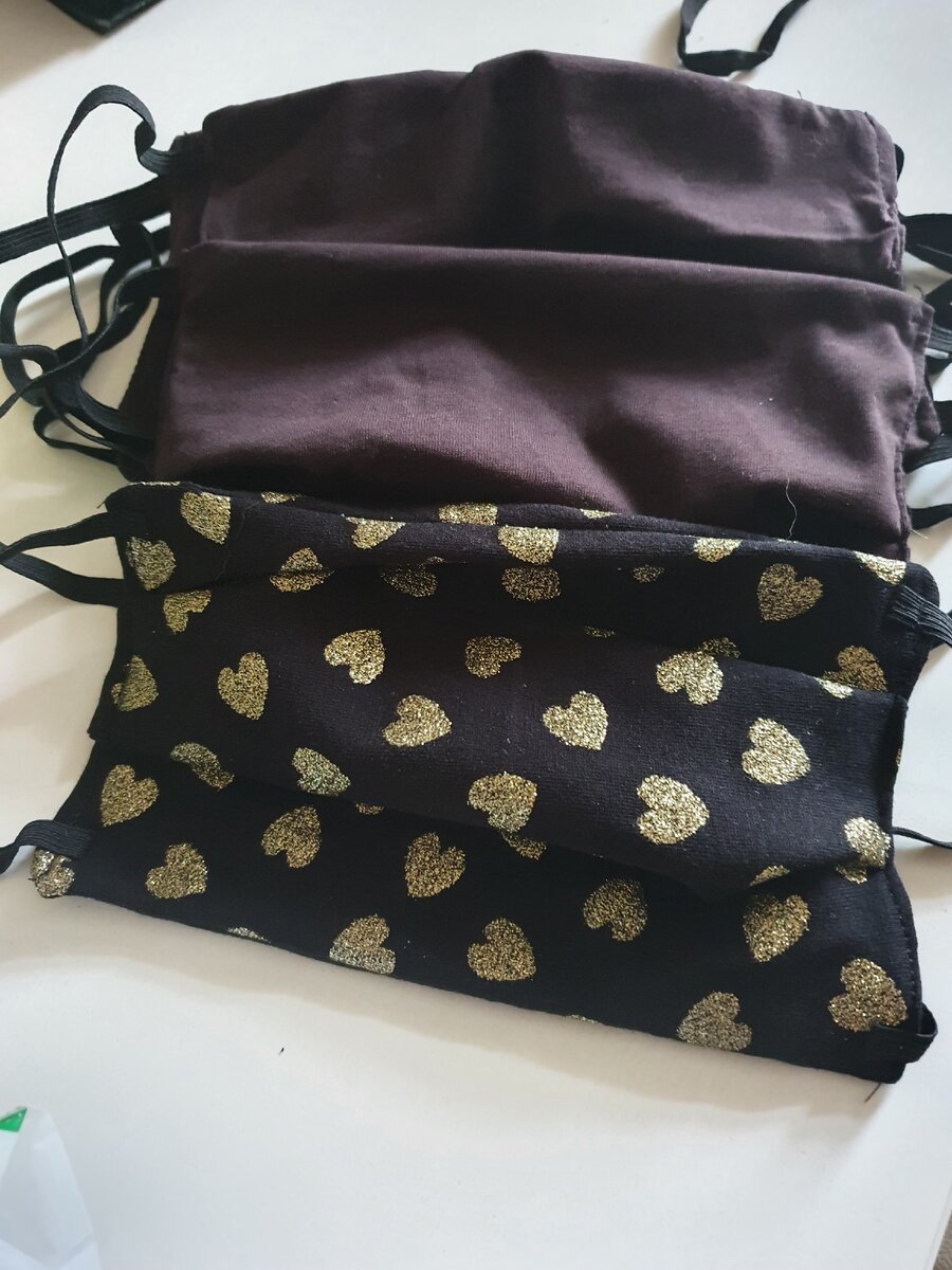 Отшиваю в основном темных цветов маски. Но и цветные есть. 