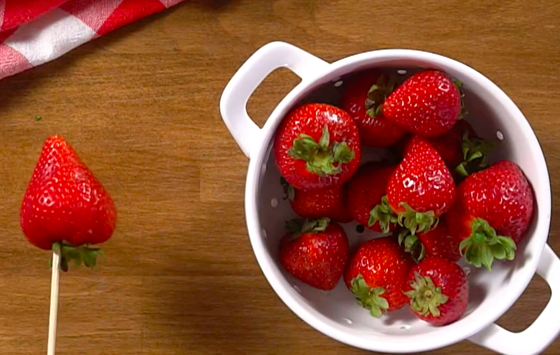 готовим клбунику для домашних конфет