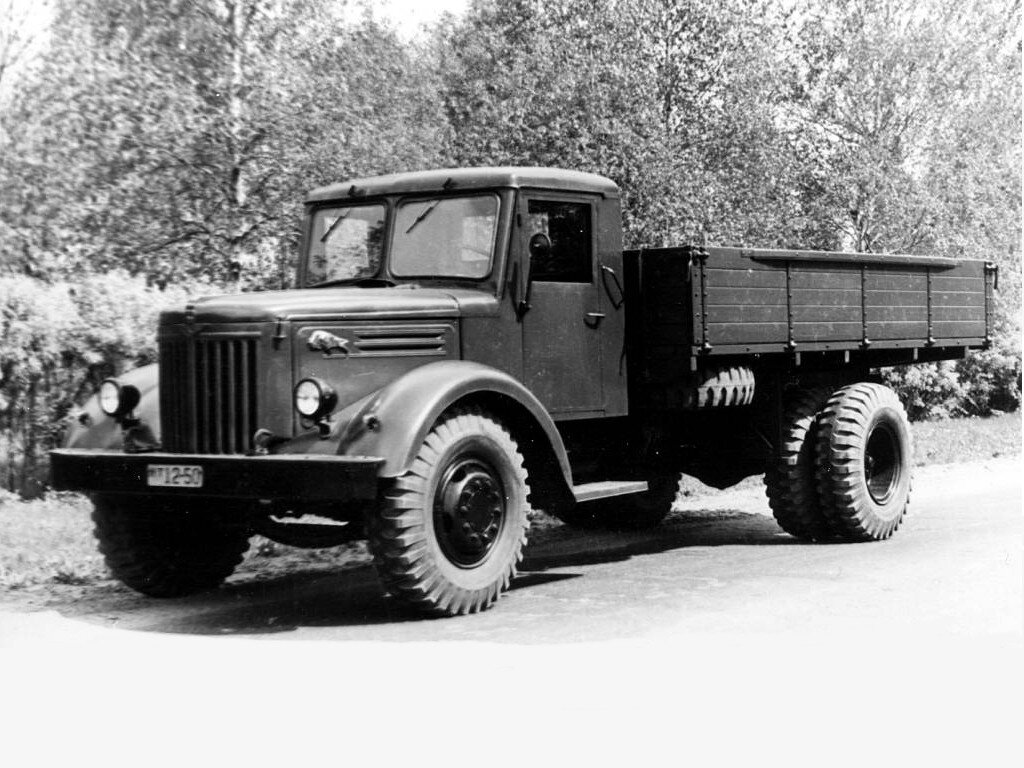 Материалов не хватало. Прототип МАЗ-200 собирался вручную и создавался фактически на ходу из всего, что можно было добыть во время войны.