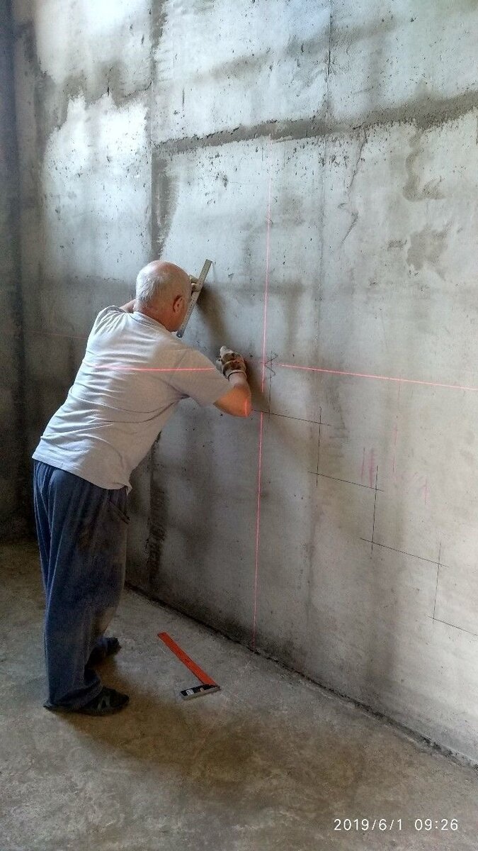 Взрослый мужчина самостоятельно из бетона отлил идеально ровную лестницу, работа мастера.