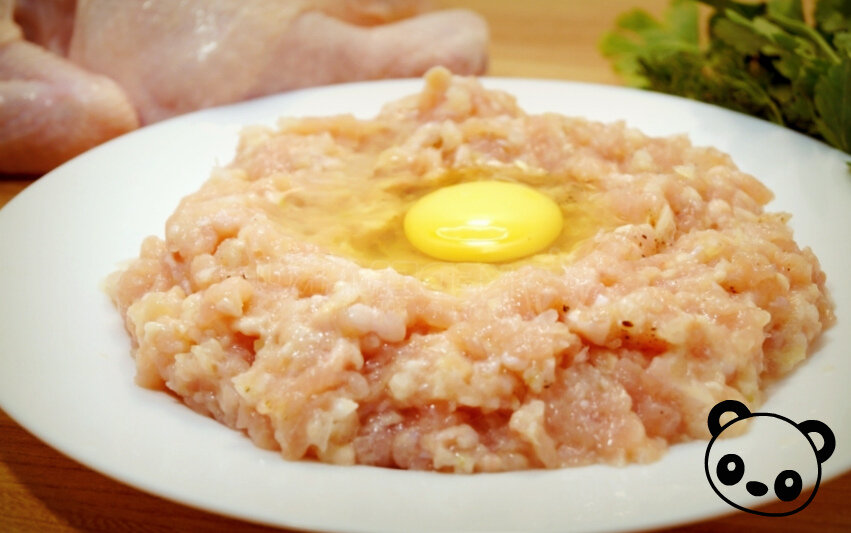 Нежный и сочный фарш из курочки и лука.