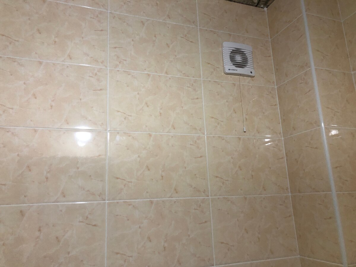 Это  злосчастная стена со звуком капающей воды в санузле  за которой находится зал соседей . 