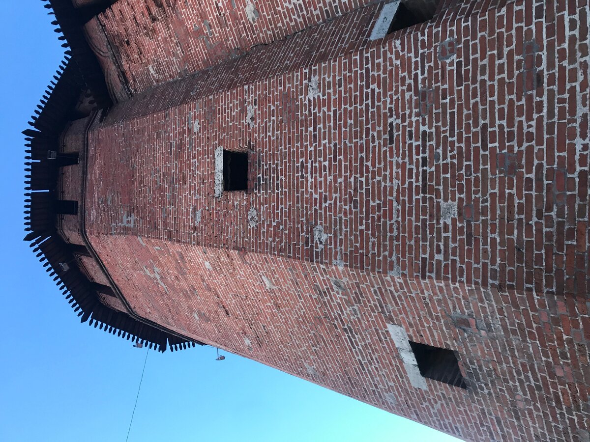 Запоминающийся, яркий объект. Экскурсия дороговата, но без нее сложно разобраться в кремлевских исторических перипетиях. Хорошо, что в 1970-е пришла идея восстановить часть стены.