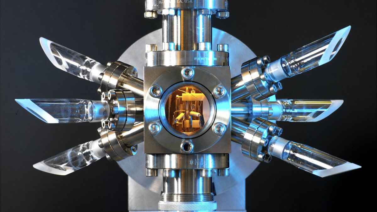 Часто мы слышим фразу, что атомные часы всегда показывают точное время. Но из их названия сложно понять, почему атомные часы самые точные или как они устроены.

То, что в названии есть слово «атомные» вовсе не означает, что часы представляют собой опасность для жизни, даже если в голову сразу же приходят мысли об атомной бомбе или атомной электростанции. В данном случае мы всего лишь говорим о принципе работы часов. Если в обычных механических часах колебательные движения совершают шестеренки и ведется подсчет их движений, то в атомных часах ведется подсчет колебаний электронов внутри атомов. Чтобы лучше понять принцип работы, вспомним физику элементарных частиц.