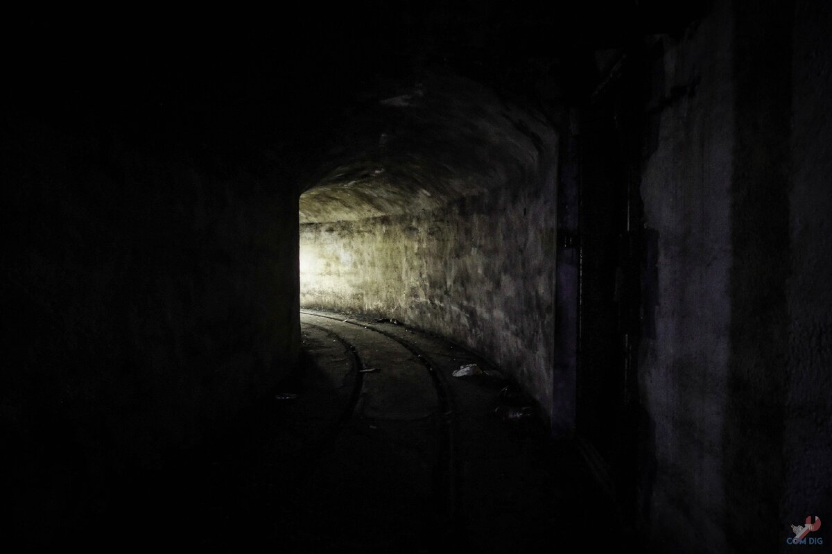 У морского берега увидел вход в тёмное подземелье с железной дорогой. Показываю, что было внутри