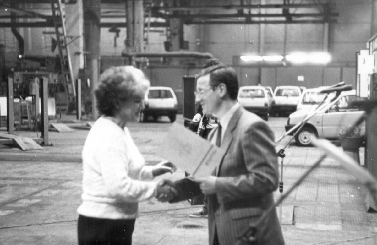 Директор ПЛА «КАМАЗа» Олег Белоненко в честь 73 годовщины Октябрьской революции награждает почётной грамотой отличившуюся работницу предприятия. 6 ноября 1990 года.