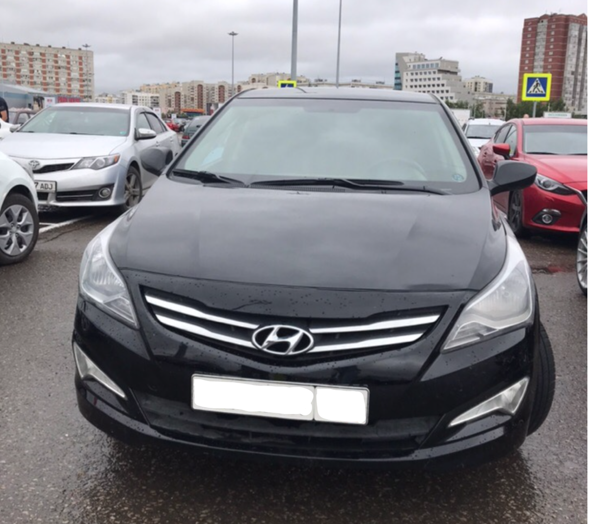 Царапины и сколы сильно выделяются на черном цвете. Да и мыть приходится чаще.