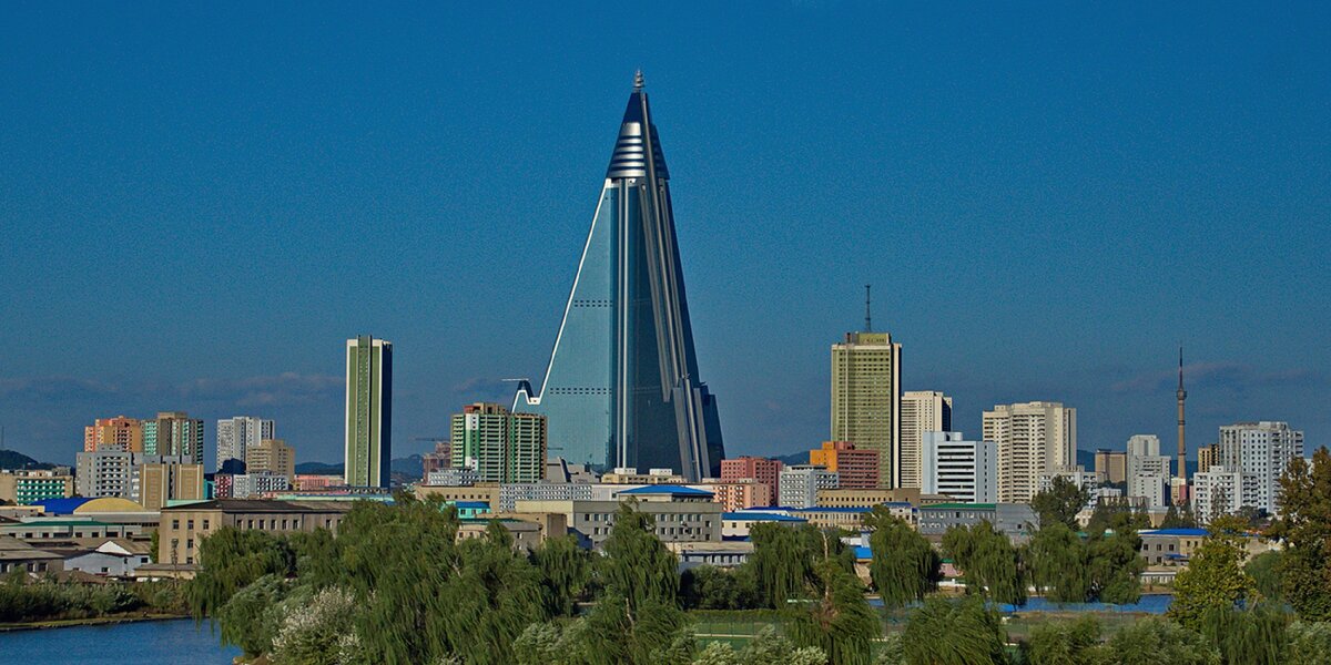 Здание в форме огромной пирамиды из стекла и бетона находится в самом центре Пхеньяна