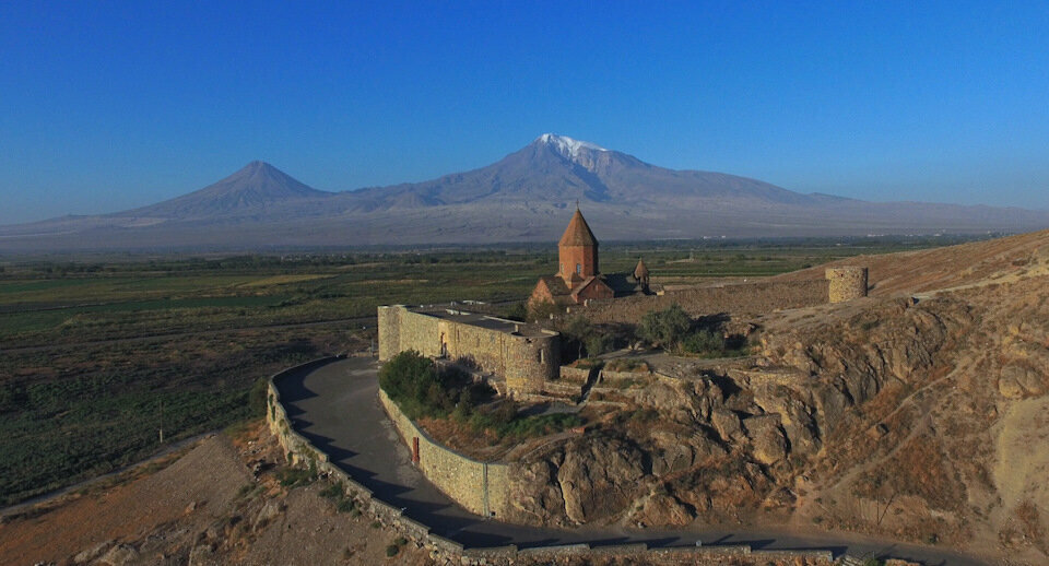 Хор Вирап на фоне Арарата