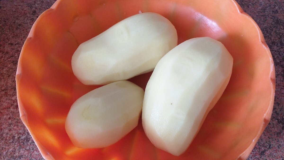 Для начала нам понадобится  конечно же картошечка. Количество зависит от желаемого результата в итоге.