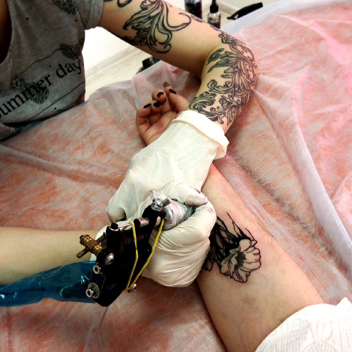 тату мастер за работой