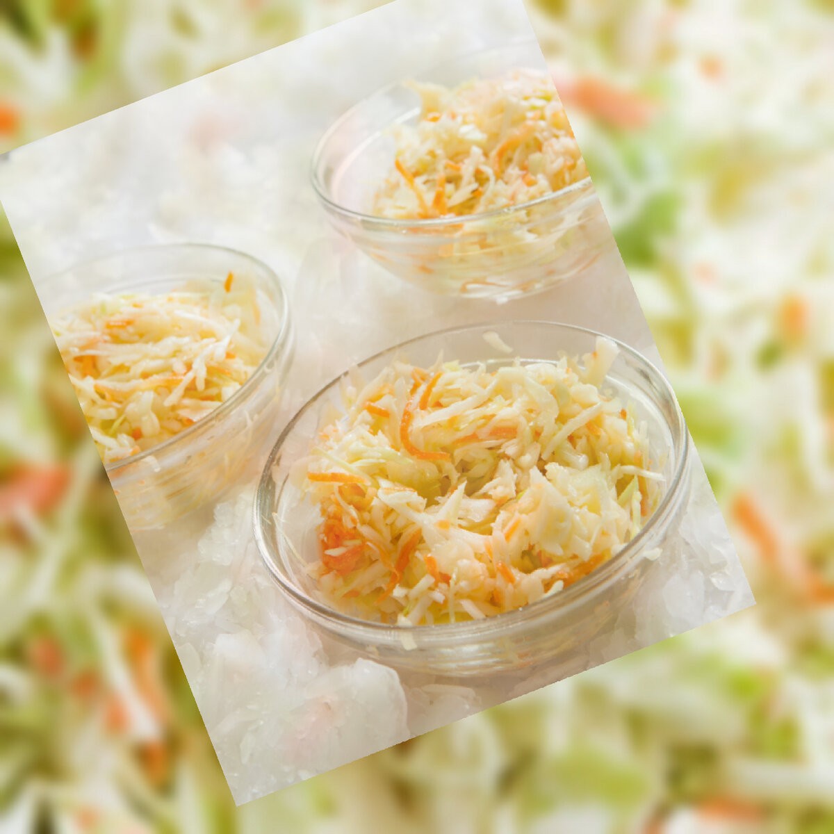 Салат из белокочанной капусты выглядит простым и нехитрым. Но это только кажется! Его можно сильно «облагородить» и сделать необычным. 