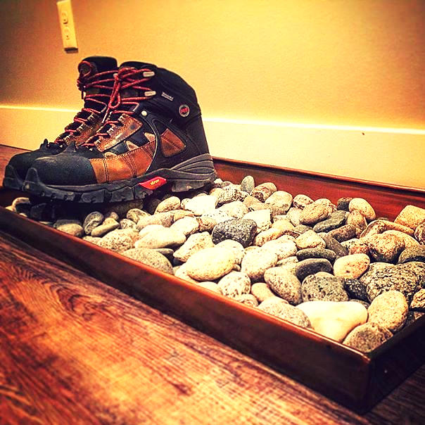 Креативное сочетание гальки и лотка для обуви