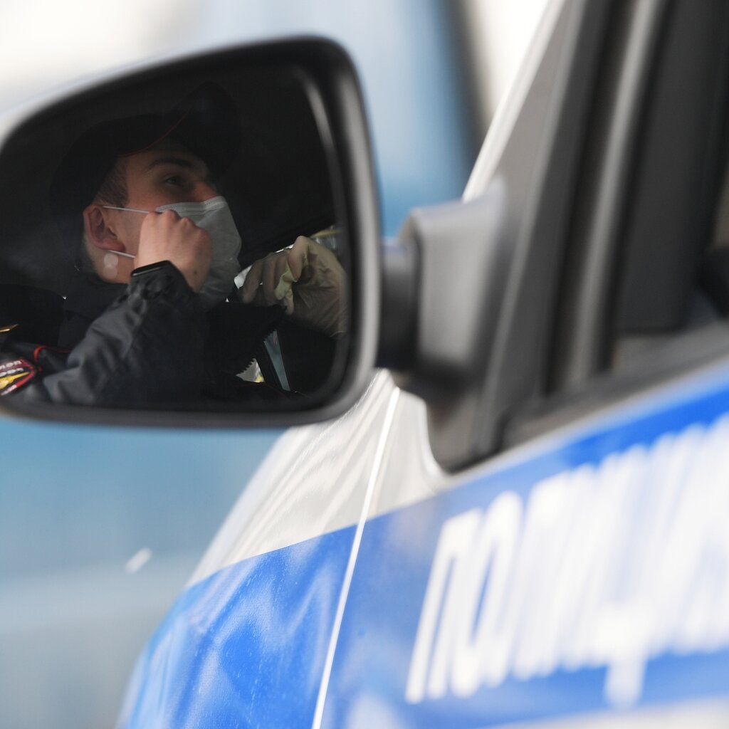 

На въездах в Москву из-за распространения коронавируса дежурят наряды полицейских, которые контролируют передвижение транспорта и уточняют причину въезда. Об этом начальник пресс-службы столичного главка полиции Владимир Васенин рассказал ТАСС.

По его словам, кроме того, полицейские круглосуточно патрулируют все районы столицы. Жителей Москвы призвали проявить в этой ситуации сознательность и соблюдать режим самоизоляции.

Ранее стало известно об инструкции для полицейских на время всеобщей самоизоляции в Москве. Отмечалось, что правоохранители будут патрулировать спортивные и детские площадки, территории вблизи водоемов, парки, скверы, кладбища, автостоянки, дворы и другие места скопления людей. При остановке горожан они будут обязаны разъяснить, в каких случаях гражданин может находиться на улице.

Материалы по теме

Собянин объявил о вводе в Москве пропускного режима
Кого коснутся ограничения и что перестанет работать
10 апреля мэр столицы Сергей Собянин объявил о вводе пропускного режима в связи с распространением коронавируса. По его словам, пропуска будут вводиться в городе постепенно с 13 апреля, их начнут выдавать в заявительном порядке в первую очередь для поездок на работу, затем — для поездок в иных целях. Сроки каждого из этапов будут объявлены дополнительно. Каким образом будет реализована эта система технически, мэр не разъяснил