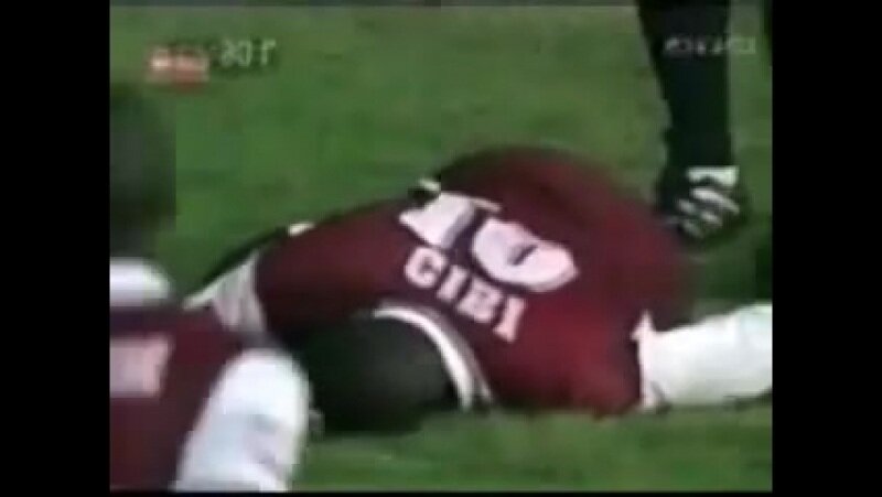 Некоторые игроки белых так же упали, но потом поднялись невредимыми.