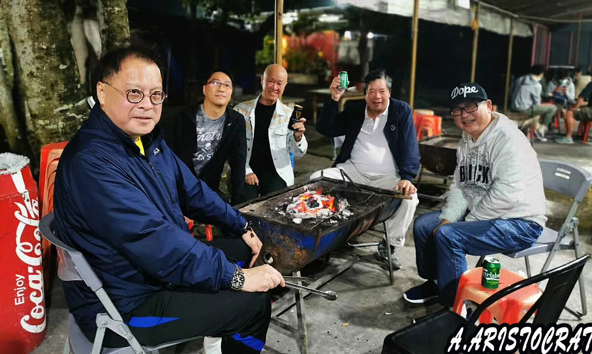 Китайские пенсионеры отдыхают. Джони (крайний слева) со своими друзьями. 