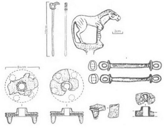 Предметы из захоронения в Зардча-Халифа: бронзовая булавка с фигуркой коня, бронзовые удила и костяные конские нащёчники, XIX в. до н.э. 