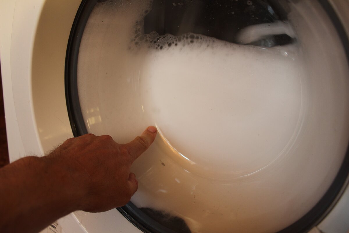 Заглянул в углубление резиновой манжеты в стиральной машинке, а там ...