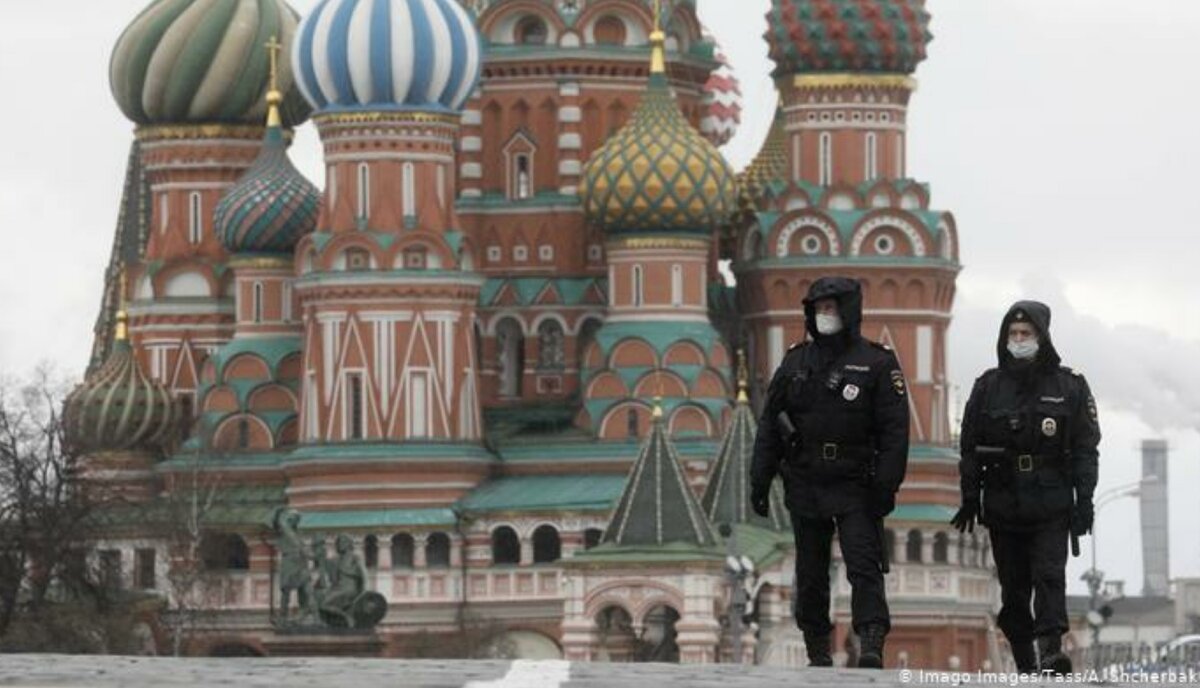 Против введенного в российских городах режима самоизоляции протестуют и в реале и онлайн. Авторы десятков комментариев в приложении "Яндекс.Навигатор" возмущены действиями властей.
