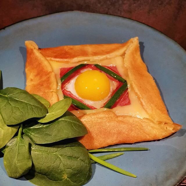 La crêpe complète - французские блинчики с начинкой! ⠀
Как-то в одном кафе где-то на острове Сен-Луи, что в центре Парижа, на завтрак мне принесли не совсем обычный блин.
На самом деле, совершенного ничего не обычного, блин, как блин! Да и ингредиенты самые простые. Но легкий налет шарма здесь все же есть! Аккуратный конвертик, красиво выложенная начинка, жидкий желточек по центру, который так приятно проколоть ножом и помакать туда все, что вокруг него... Красота!
⠀
У этого блюда есть варианты - блинчики из пшеничной муки и молока - это "crêpe", а блинчики из гречневой муки и воды - это "galette".
⠀
Но, чтобы вас сильно не баловать - у нас сегодня только один вид - "крепы"!
⠀
Итак, нам в первую очередь понадобятся блины. Рецепт блинов у каждого свой, а у меня мамин♥️. Я считаю, что блинчики по этому рецепту самые вкусные, они всегда тончайшие, упругие и универсальные - подходят для разных типов начинок.
⠀
- 5 яиц
- 1 ч. л соли
- 2 ст. л сахара
- 2 ст. муки
- около литра молока
- 0,5 ч л. соды + уксус
- растительно масло 2-3 ст.л.
- кипяток
⠀
Взбить яйца с солью и сахаром, постепенно вмешать муку, добавить молоко, столько, чтобы была консистенция ряженки. Соду погасить уксусом. Добавить масло. Дать постоять полчаса. Добавить немного крутого кипятка для " кружева"!
⠀
Подготовить начинку для крепов: все, что нужно помыть и нарезать.
Это может быть все, что угодно, но креп без яйца - не complete!
⠀
В моем варианте получились блины с сыровяленой уткой, сыром и шпинатом.
⠀
А вариантов множество! Это и индейка, ветчина, грибы, не редко внутри можно отыскать вяленые помидоры. Конвертики могут быть и рыбными. В общем, на что только хватит фантазии!
⠀
А мы продолжим:
⠀
Налили тесто. Перевернули раз, затем снова переворнули уже готовый блин, уменьшаем температуру и в быстром темпе вначале осторожно ровно в центр выливаем яйцо, кладем на него по очереди шпинат, утку, или другие варианты. Последним обязательно должен быть сыр.
Немного ждем, когда яйцо схватится, а сыр начнёт плавиться. Загибаем края блинчиков и чуть прижимаем, чтобы они "приклеились" к сыру.
Если яйцо готово - отлично, можно подавать!
⠀
Bon appetit!