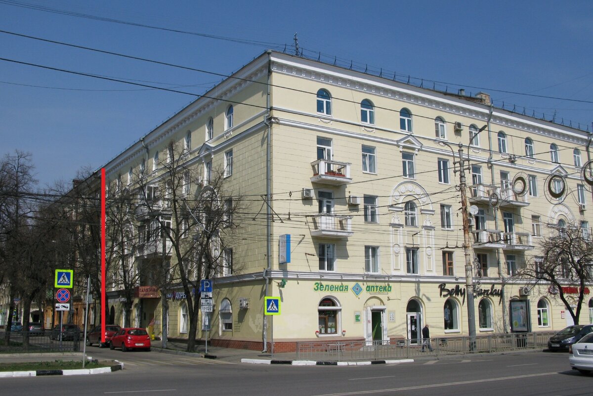 Характерный для сталинской классики фасад: ряды карнизов, сандрики под крышей, арочные окна на 5 этаже и по центру декоративных вставок. Красные линии показывают соединение с моим домом.