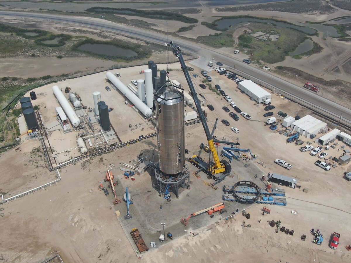 Установленный на испытательный стенд Starship SN4 (источник: https://twitter.com/elonmusk)