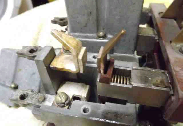 Напайки серебра на контактах пускателя.