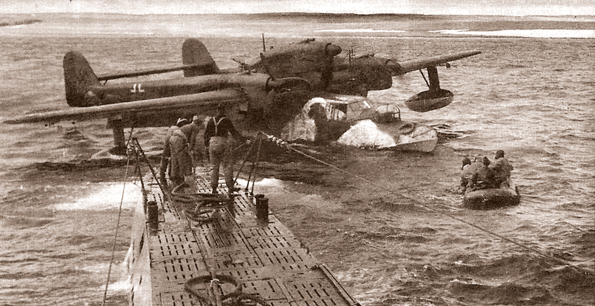 Заправка летающей лодки BV-138 c субмарины U-255 у берегов Новой Земли, август 1942 года. Архивное фото