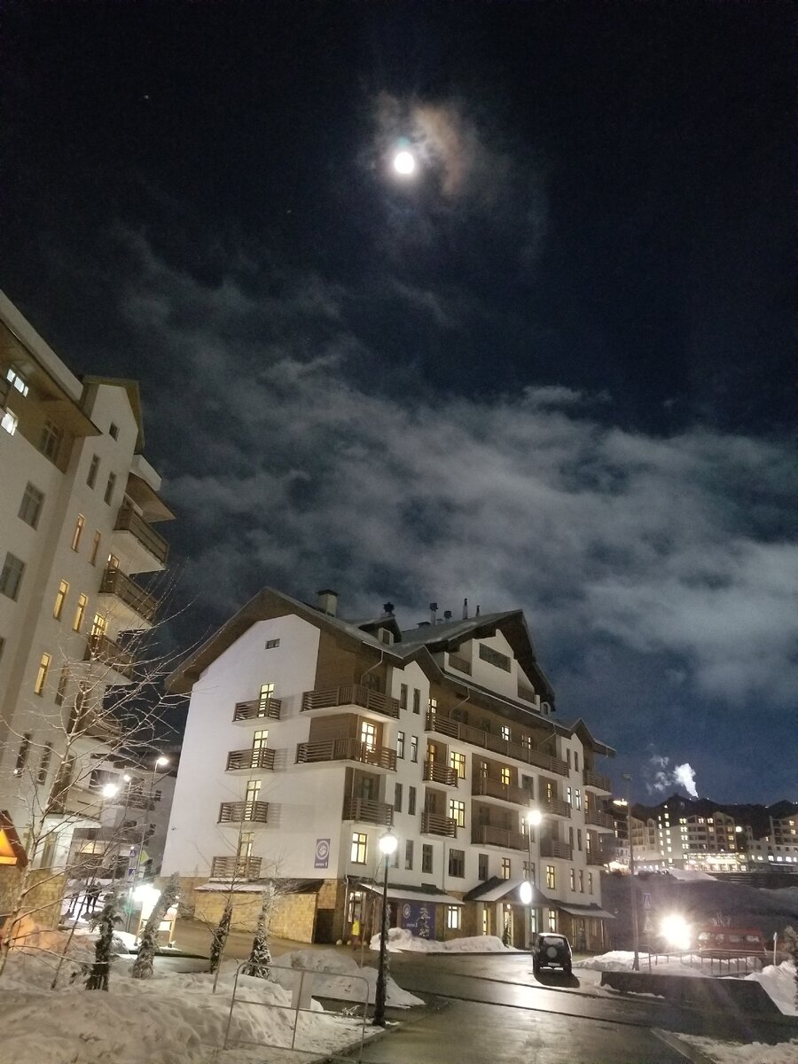 Роза Плато вечером