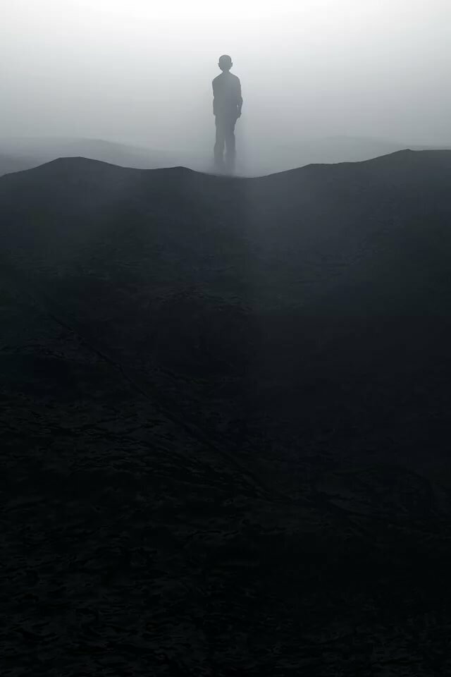 Мистическая история жизни Все происходило рано утром, только-только начинали показываться первые лучи солнца. Мы с моим другом ехали на рыбалку, на велосипедах полностью снаряженные. Нас окружала завораживающая атмосфера ранней зари. 
И вот проехали мы негусто насе ленную, почти заброшенную деревню. Повсюду кустарники, деревья и высокая трава. Дорога вела через кукурузное поле, так короче. Всякие кабаны мелочь, по сравнению с той сущностью, которая показалась нам на пути в дальнейшем.
Проехав кукурузное поле, мы оказались на дороге под названием «Высокая Гора», ничего особенного, просто холмистая дорога. Нас окружили с одной стороны пшеничное спелое поле , за которым раскинулось болото и с другой стороны кустарники начало леса. Заря была превосходной ничего в себе не подозревая. Продолжив свой путь с разговорами друг с другом и вот из-за холма поднимается силуэт человека. Сразу мы не предали никакого внимание, кто-то просто возвращался домой, думали мы. Но все же волосы стали дыбом, когда этот силуэт показался полностью. Дело в том что сущность , напоминающая внешне человека не шла по  земле, она на небольшом расстоянии парила. Выглядела при этом очень мрачно , темно, как будто тень человека. Мы привстали думали,  что делать. В итоге немного помявшись мы решили ехать вперёд, так как бежать было бессмысленно , через кусты и кукурузу мы бы быстро не пробрались. Только мы начали набирать ход и адреналин бодрил в жилах нашу кровь , становилось не страшно. Далее произошло следующее, тень приподнялась немного выше и свернул в сторону болота просто пролетела над полем за считанные секунды. И мы поняли, что не ошиблись в одном , сомнения наши развеялись , это был не человек, не животное, а что-то потустороннее…
Когда вернулись домой я рассказал про это своим близким, а они сказали что это нормальное явление. Они , да, именно они, их множество, поселились давно иногда просто проплывают мимо тяжело дыша с еле слышным хрипом, но не опасны.

Видели ли вы что-либо похожее?
