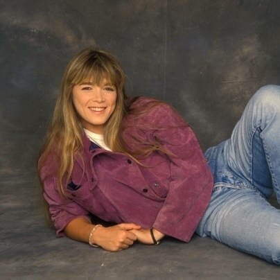 Актрисой Элен Ролле стала случайно, можно сказать, по воле своей бабушки. Однажды женщина увидела газетное объявление, где сообщалось о начале пробных съёмок на роль в картине «Черный барашек». Правда, там указывались и обязательные требования к претенденткам – они должны были быть голубоглазыми. Но бабушка решила, что её кареглазая внучка подойдёт больше и, не сообщив никому, отправила снимки Элен в редакцию. Девочке на тот момент было 12 лет. Случилось чудо: как раз её и выбрали из трёх тысяч претенденток. 
После работы в этом фильме у Эллен Ролле наступил перерыв. К съёмкам в кино она вернулась через долгих 12 лет.

Музыка и кино
Все эти годы девушка посвятила музыке. В 1987 году началась её сольная карьера. Старшая сестра Софи познакомила её с музыкальным продюсером Жан-Люком Азулаем. Знакомство получилось плодотворным: через три года, в 1989 году Элен Ролле записала свой первый диск «Ce train qui s'en va». Было продано свыше 100 000 экземпляров.