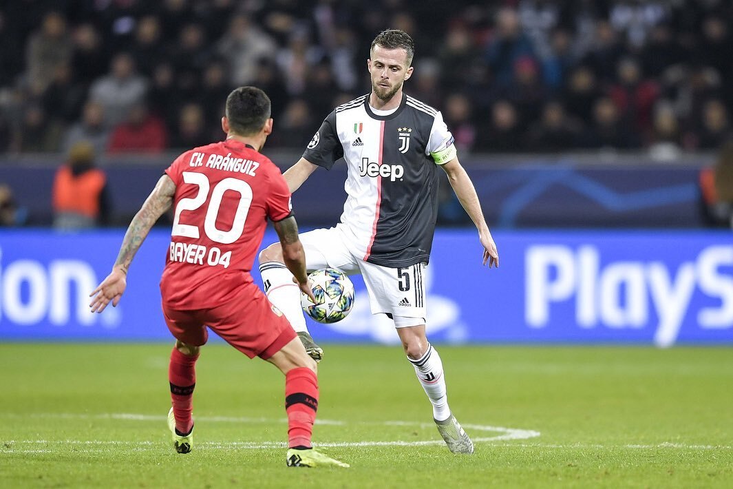 

Сообщается, что «Барселона» планирует подписать контракт с Миралем Пьянич из «Ювентуса» этим летом. 
 
Мы рассматриваем три причины, по которым им лучше держаться подальше от подписания полузащитника. 
 
- Полузащита переполнена: у «Барсы» уже переполненная полузащита: Серхио Бускетс, Артур, Френки де Йонг, Артуро Видаль, Иван Ракитич и Рики Пуч. Такие игроки, как Филиппе Коутиньо, Карлес Аленья и Рафа Алькантара, также вернутся из своих аренд летом. 
- Пьянич не является типичным игроком «Барсы»: хоть звезда «Юве» и является одним из лучших полузащитников в Европе, он не обладает характеристиками типичного полузащитника «Блауграны». 
- Другие приоритеты: «Барса» должна сосредоточить свое внимание на улучшении других позиций. Защита и атака должны быть улучшены, если они хотят продолжать бороться за все трофеи.

📰Sports