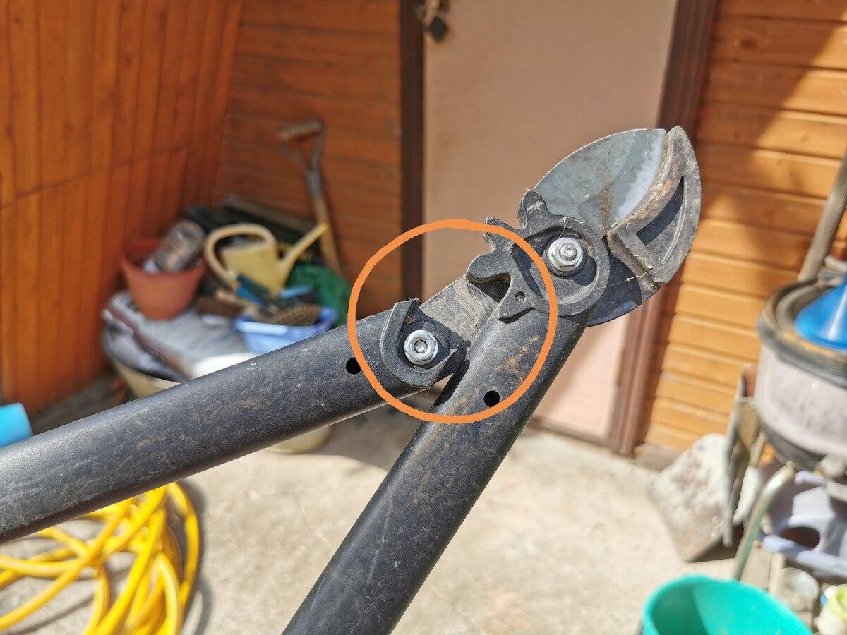 Отломился от второй рукоятки кусок с тремя зубцами.