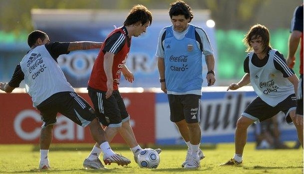 Изображенный здесь в 2009 году, Месси играл при Марадоне, когда последний был боссом Аргентины. Они достигли четвертьфинала чемпионата мира в 2010 году, уступив Германии 4: 0