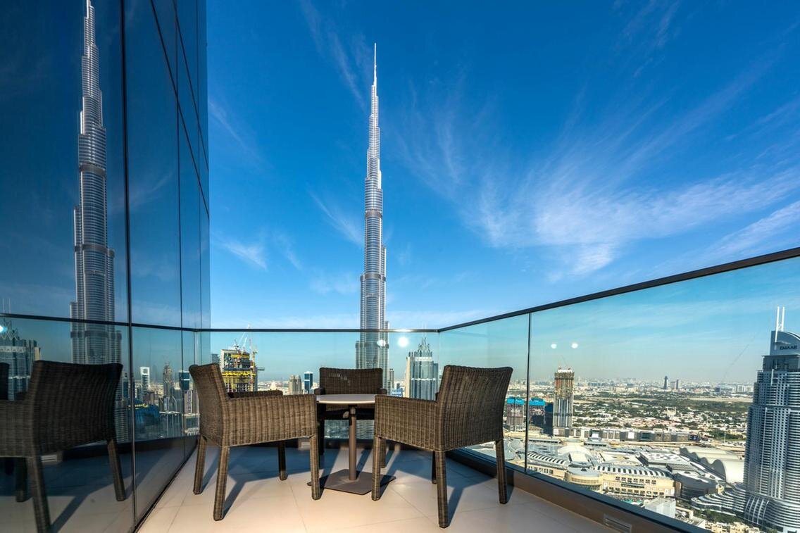 Отель в дубай халифа. Дубай здание Бурдж Халифа. Дубай Бурдж Халифа апартаменты. Бурдж-Халифа Дубай 163 этаж. Дубай Бурдж Халифа внутри.
